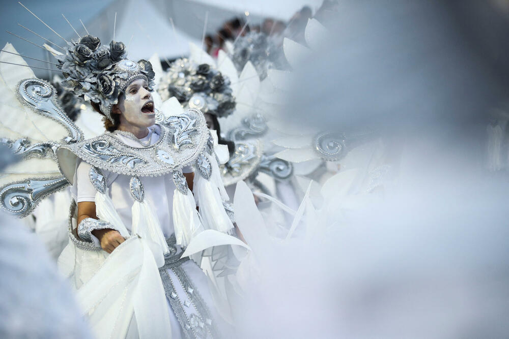 <p>Ulicama gradova u Brazilu zavladale su karnevalske maske. </p>  <p>Pogledajte atmosferu sa velikog karnevala koji je počeo u Sao Paulu.</p>