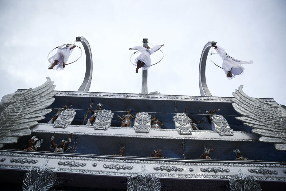 <p>Ulicama gradova u Brazilu zavladale su karnevalske maske. </p>  <p>Pogledajte atmosferu sa velikog karnevala koji je počeo u Sao Paulu.</p>