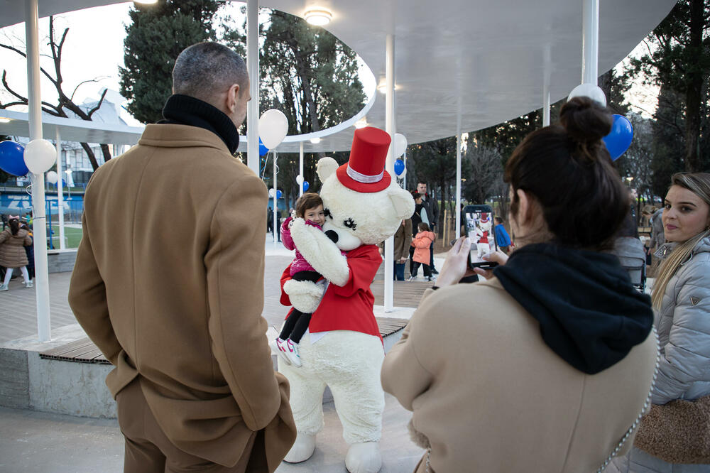 <p>"Posađeno je 70 sadnica drveća, 65 sadnica žbunja i 291 sadnica žive ograde. Izgrađeni su paviljon, staze i platoi od rizle, a ugrađen je i mobilijar modernog dizajna, kao i hidrosistem..."</p>