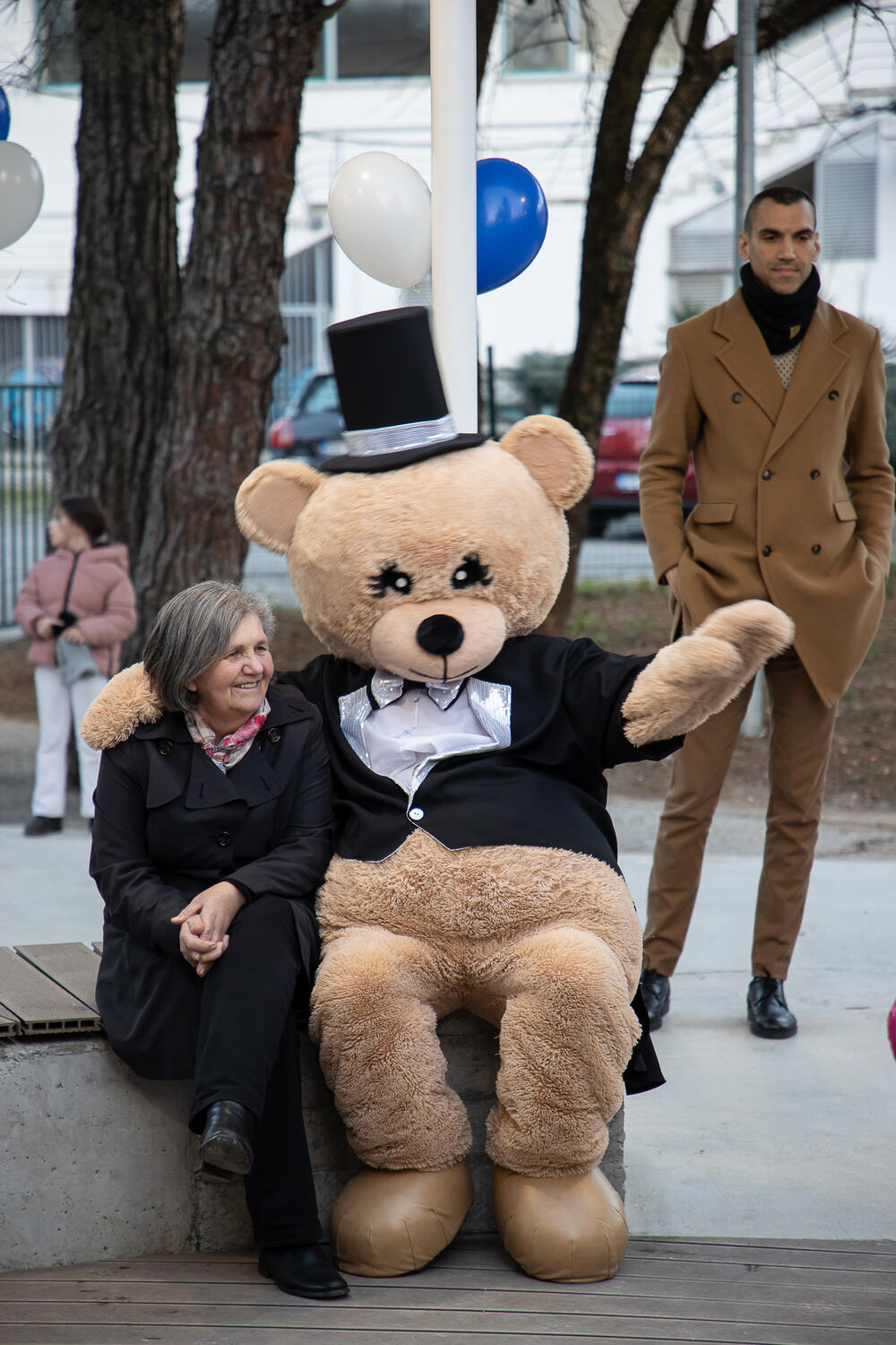 <p>"Posađeno je 70 sadnica drveća, 65 sadnica žbunja i 291 sadnica žive ograde. Izgrađeni su paviljon, staze i platoi od rizle, a ugrađen je i mobilijar modernog dizajna, kao i hidrosistem..."</p>