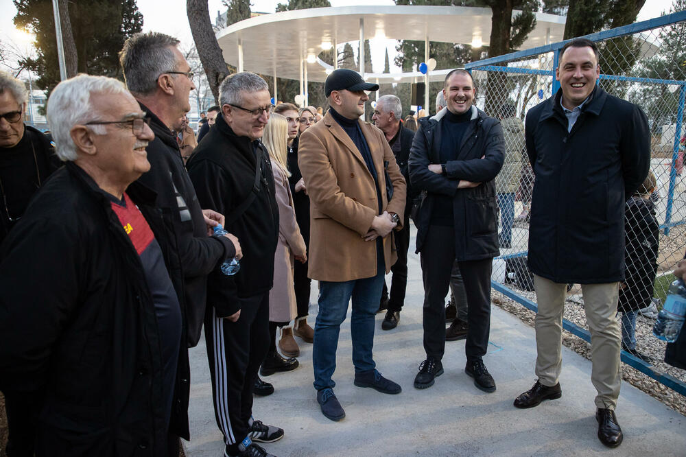 <p>"Posađeno je 70 sadnica drveća, 65 sadnica žbunja i 291 sadnica žive ograde. Izgrađeni su paviljon, staze i platoi od rizle, a ugrađen je i mobilijar modernog dizajna, kao i hidrosistem..."</p>