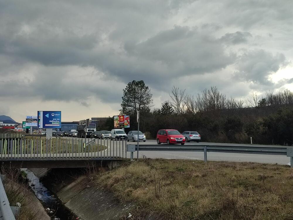 <p>Policija na kotorskom kružnom toku kamione i autobuse usmjerava na zaobilazni put kroz tunel Vrmac i preko Kotora</p>