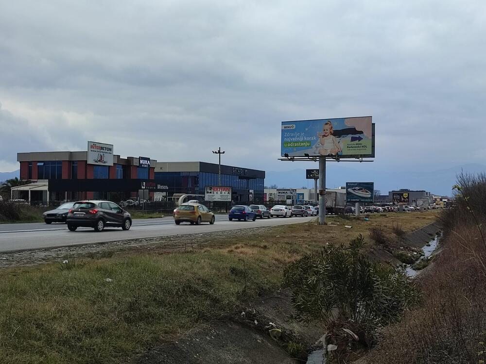 <p>Policija na kotorskom kružnom toku kamione i autobuse usmjerava na zaobilazni put kroz tunel Vrmac i preko Kotora</p>