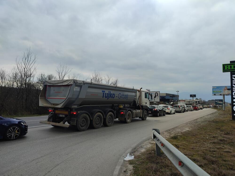 <p>Policija na kotorskom kružnom toku kamione i autobuse usmjerava na zaobilazni put kroz tunel Vrmac i preko Kotora</p>