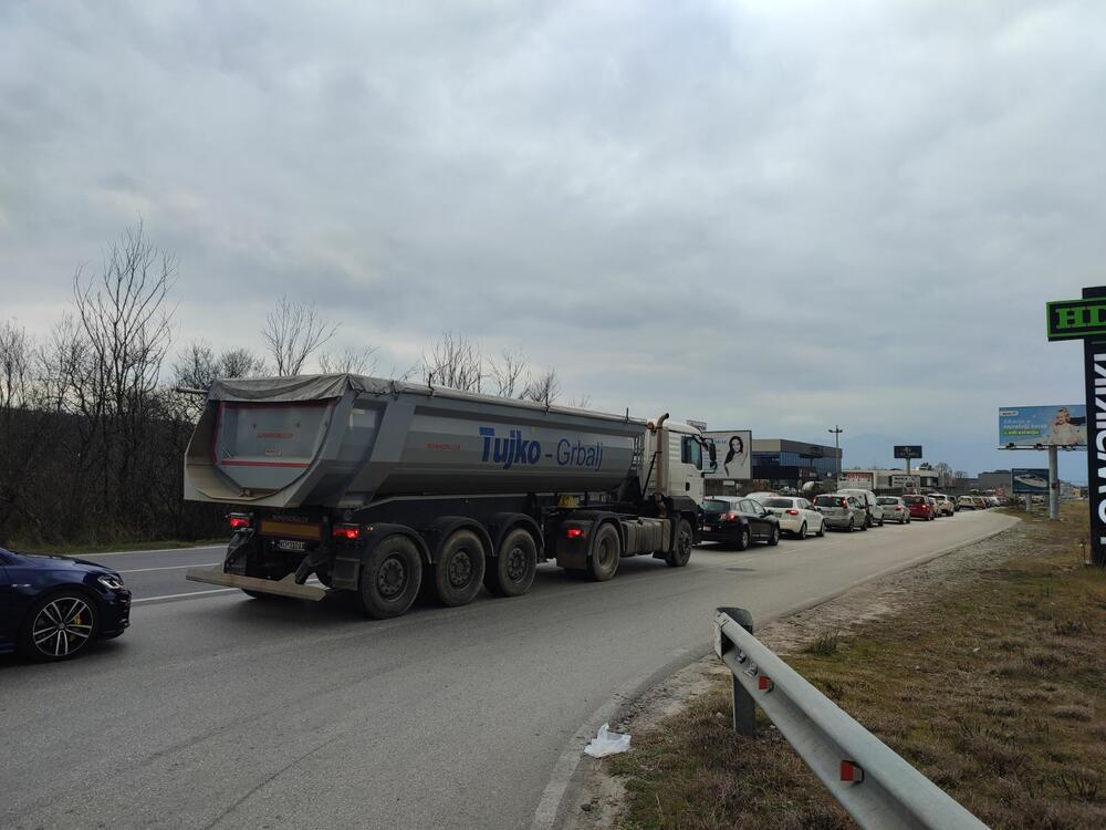 <p>Policija na kotorskom kružnom toku kamione i autobuse usmjerava na zaobilazni put kroz tunel Vrmac i preko Kotora</p>