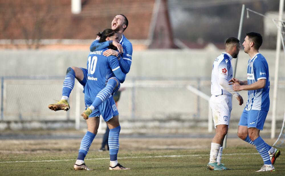 Striković proslavlja gol sa Novicom Erakovićem