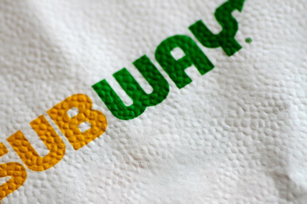 Ime kompanije na salveti, Foto: Reuters