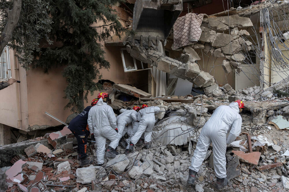 Spasioci pretražuju ruševine kuće u Hataju, Turska, Foto: Reuters