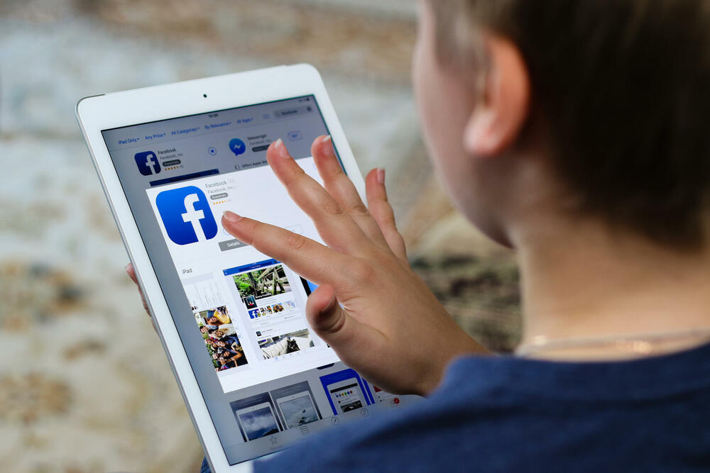 Veliki broj djece otvara naloge na društvenim mrežama prije navršene 13. godine