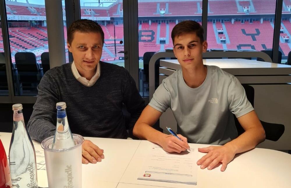 Marsenić prilikom potpisivanja ugovora