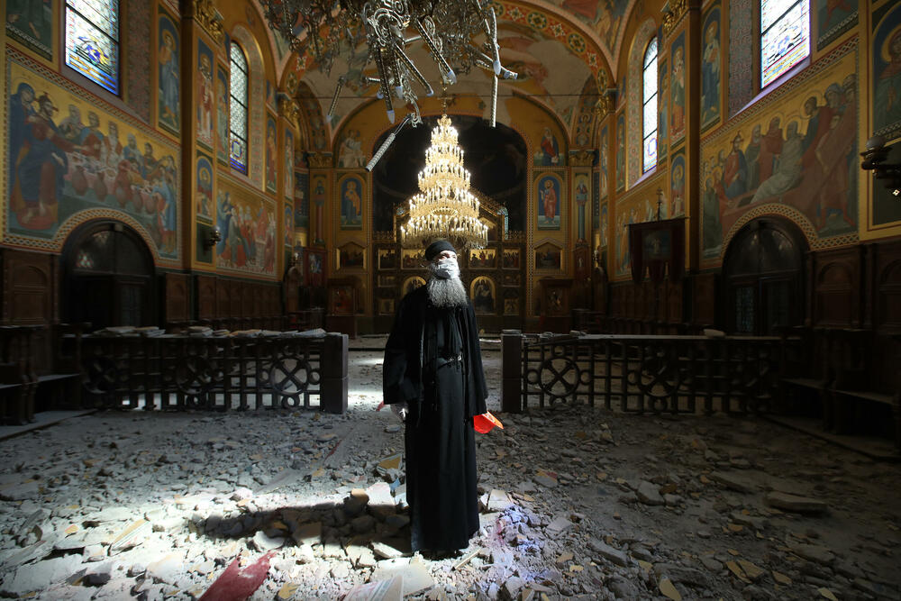 Tadašnji mitropolit zagrebačko-ljubljanski Porfirije u potresu oštećenoj crkvi Preobraženja Gospodnjeg u Zagrebu
