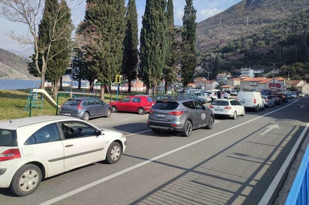 Kolona na prilazu pristaništu, 18.2.2023., Foto: Vijesti/Siniša Luković