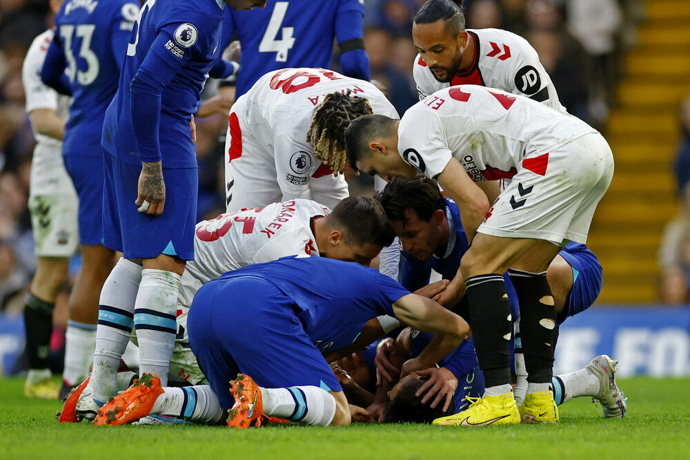 Aspilikueta na terenu nakon što je dobio udarac na utakmici sa Sautemptonom, Foto: Reuters