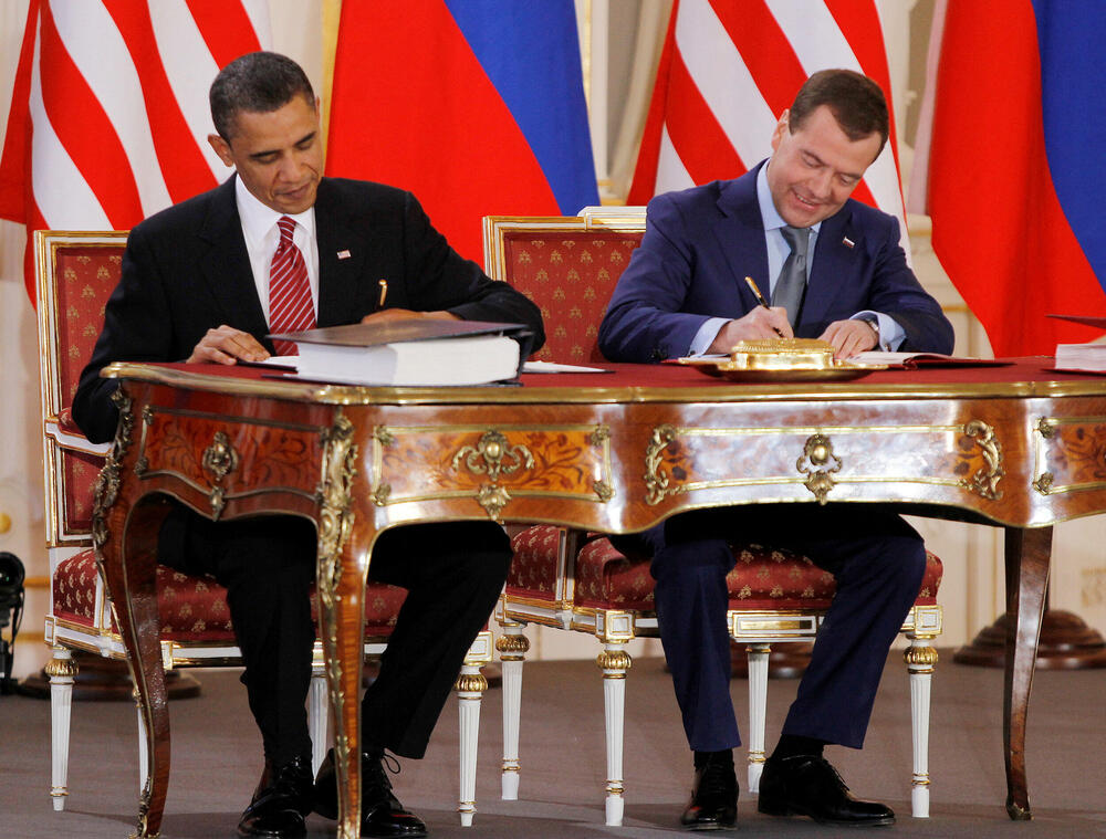 Predsjednik SAD Barak Obama i ruski predsjednik Dmitrij Medvedev potpisuju sporazum Novi START 