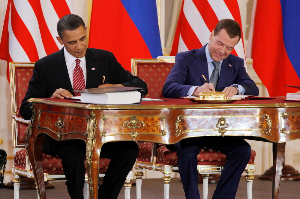 Bivši predsjednici SAD i Rusije, Barak Obama i Dmitrij Medvedev potpisuju sporazum Novi START: Prag 2010. godine, Foto: Reuters