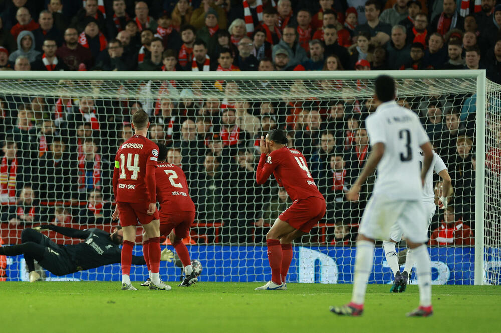 Lopta vara Alisona nakon šuta Benzeme i nesrećne intervencije Gomeza, Foto: REUTERS/Phil Noble