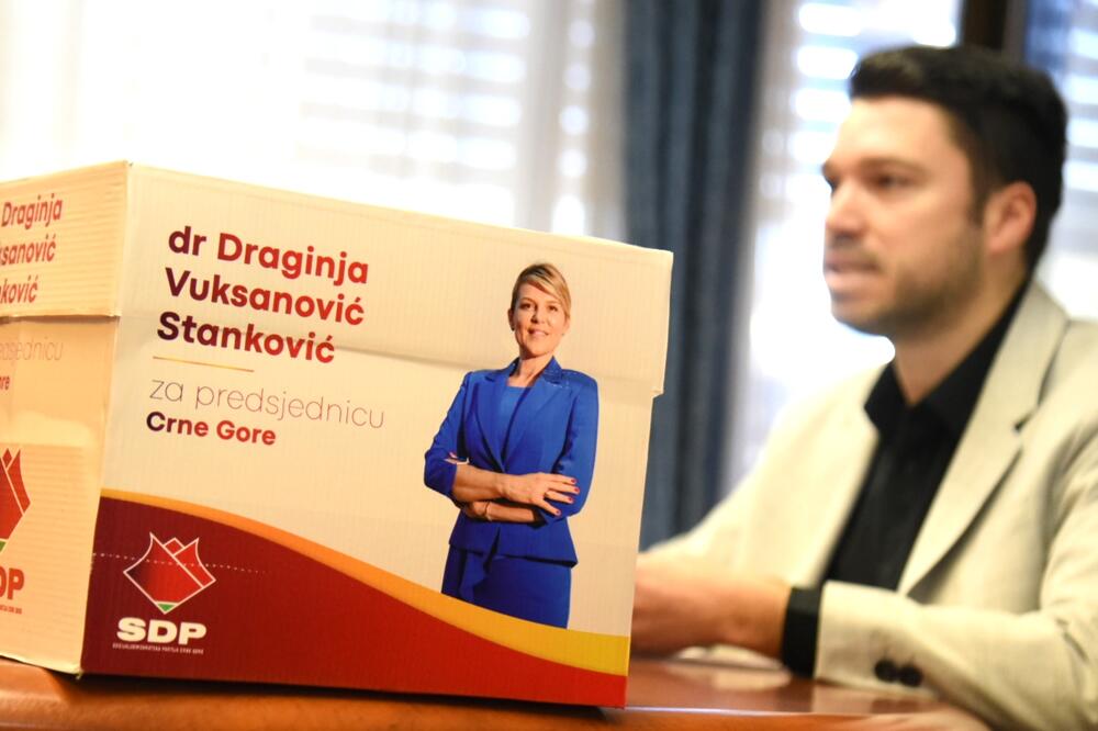 Sa predaje kandidature, Foto: Boris Pejović