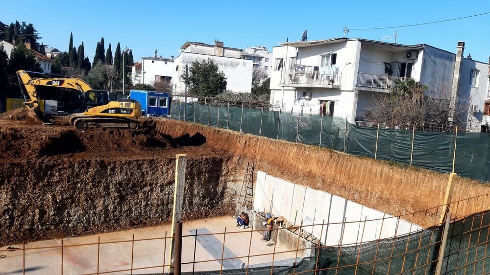 <p>Prema Detaljnom urbanističkom planu "Gorica C" iz 2005. godine, kako je ispričao Srđan Laković, ovdje su bila predviđena dva porodična stambena objekta. Laković je podsjetio da je 2019. rađen novi DUP, na koji su „zeleno svjetlo“ dali i gradski parlament i nadležno ministarstvo</p>