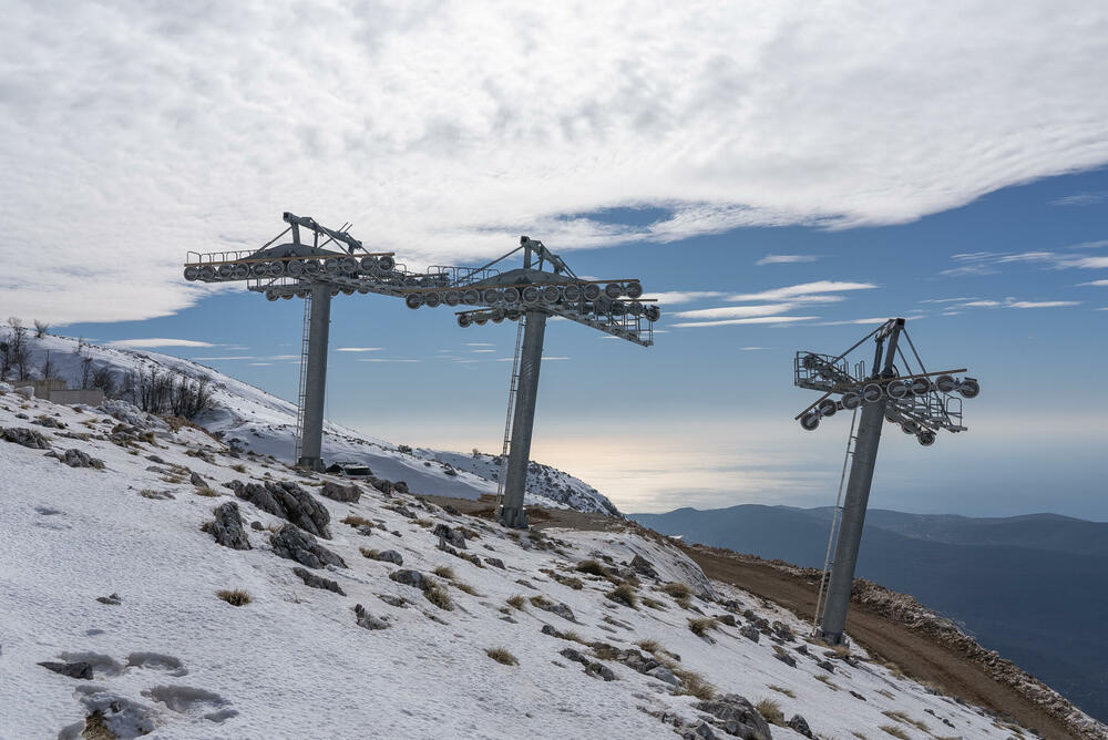 <p>Predstavnici Vlade Crne Gore i konzorcijuma Leitner – Novi Volvox potpisali su krajem 2021. koncesioni ugovor o gradnji žičare Kotor-Lovćen. Radovi su počeli u julu 2022.</p>