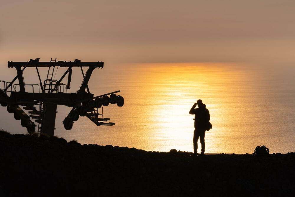 <p>Predstavnici Vlade Crne Gore i konzorcijuma Leitner – Novi Volvox potpisali su krajem 2021. koncesioni ugovor o gradnji žičare Kotor-Lovćen. Radovi su počeli u julu 2022.</p>