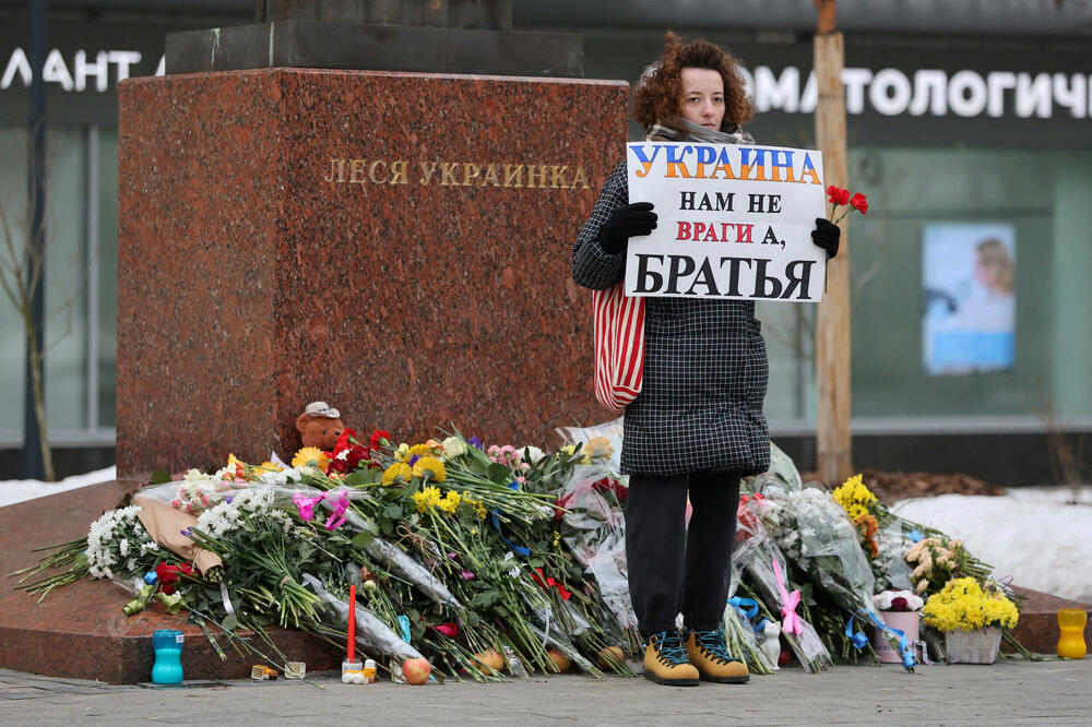 Jekaterina Varenik protestuje ispred spomenika u Moskvi, Foto: REUTERS