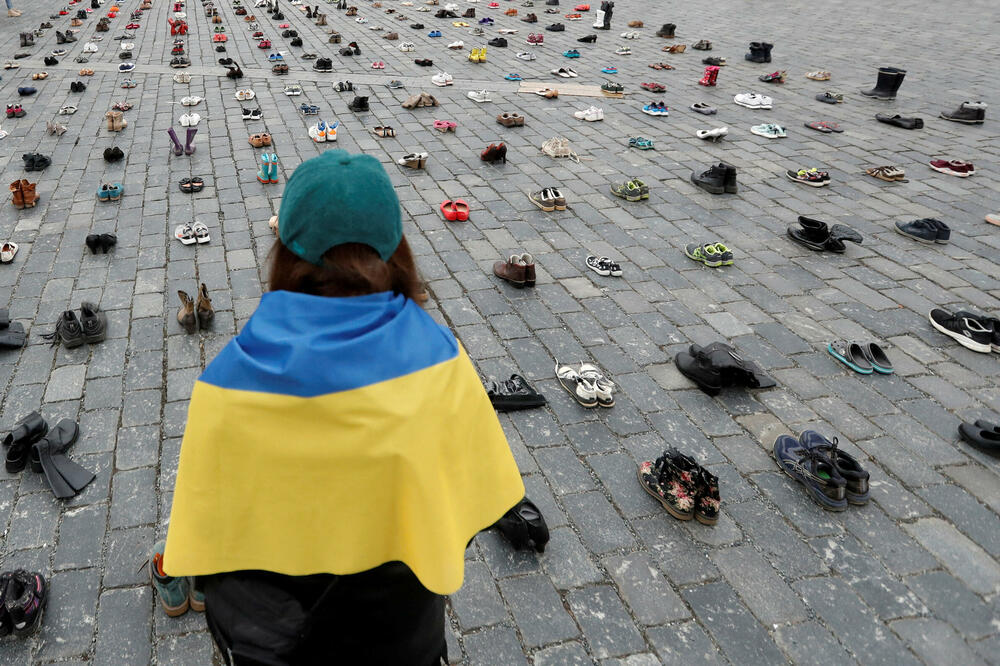 Cipele koje simbolizuju ratne zločine protiv ukrajinskih civila, na trgu u Pragu, Foto: Rojters