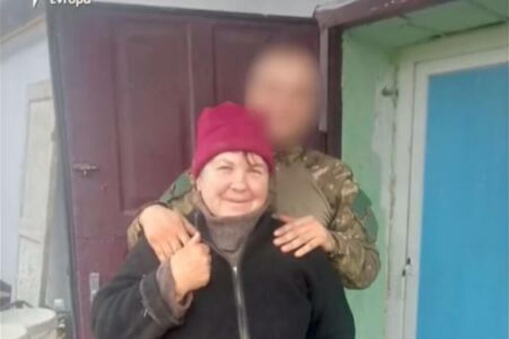 Ivanovna sa jednim od vojnika, Foto: Printscreen Twitter/Radio Slobodna Evropa
