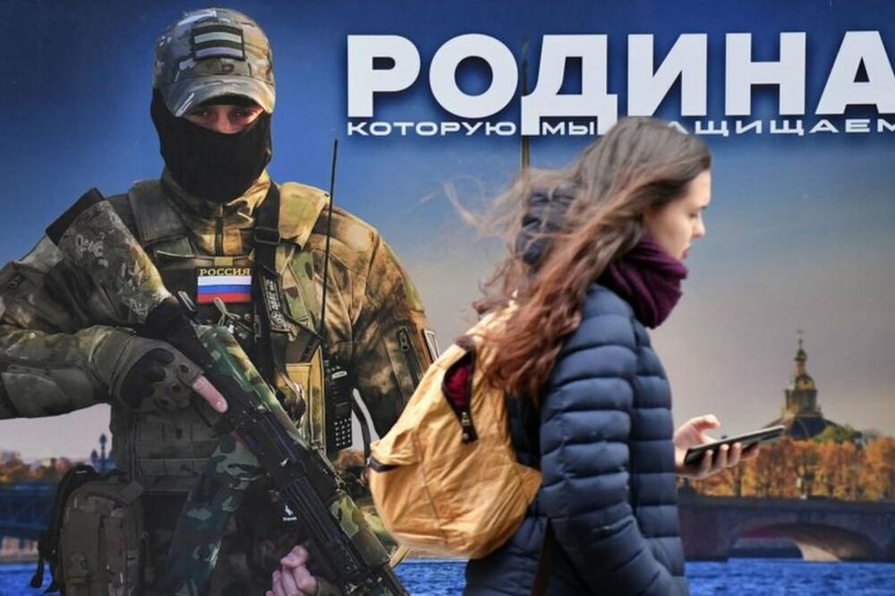 Patriotski plakati kao što je ovaj, „Majka zemlja koju branimo", pokušavaju da pobude rodoljubiva osećanja, Foto: AFP