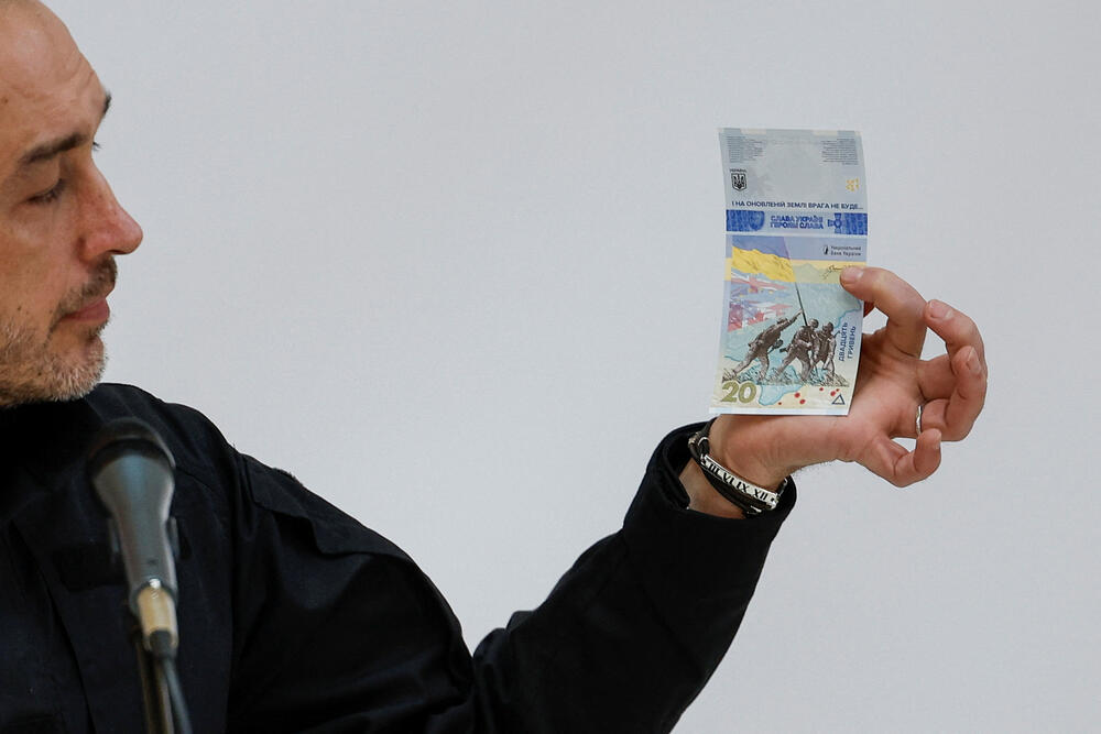 <p>U Kijevu su predstavljene novčanice posvećene prvoj godišnjici ruske invazije na Ukrajinu, prenosi Rojters.</p>  <p>Tokom predstavljanja novčanica govorio je Andrij Pišnji, guverner Narodne banke Ukrajine.</p>  <p>Ukrajinska valuta se zove grivna.</p>