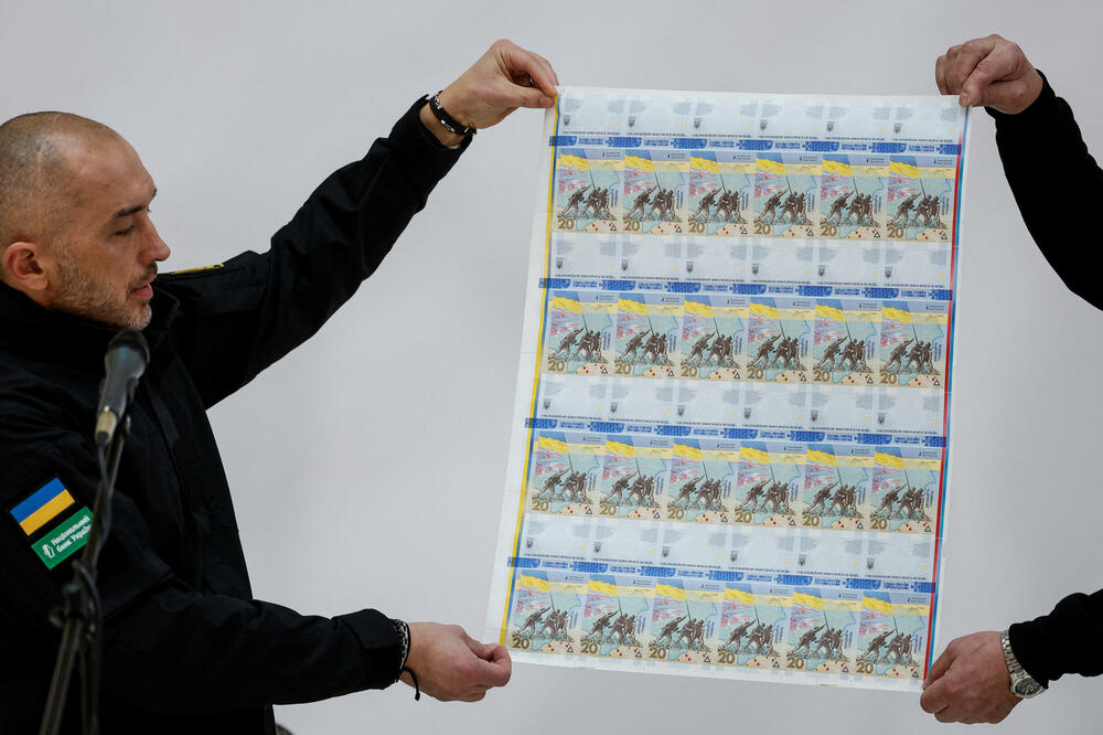 <p>U Kijevu su predstavljene novčanice posvećene prvoj godišnjici ruske invazije na Ukrajinu, prenosi Rojters.</p>  <p>Tokom predstavljanja novčanica govorio je Andrij Pišnji, guverner Narodne banke Ukrajine.</p>  <p>Ukrajinska valuta se zove grivna.</p>