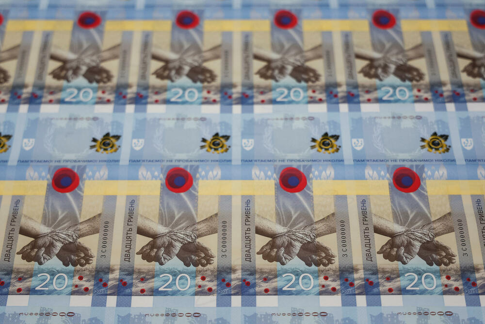 <p>U Kijevu su predstavljene novčanice posvećene prvoj godišnjici ruske invazije na Ukrajinu, prenosi Rojters.</p>  <p>Tokom predstavljanja novčanica govorio je Andrij Pišnji, guverner Narodne banke Ukrajine.</p>  <p>Ukrajinska valuta se zove grivna.</p>