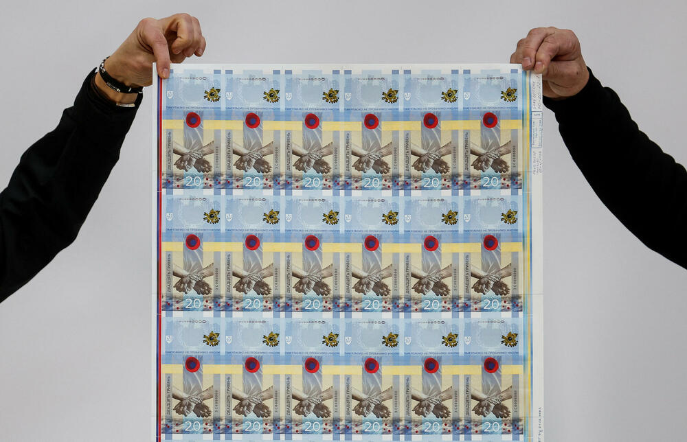 <p>U Kijevu su predstavljene novčanice posvećene prvoj godišnjici ruske invazije na Ukrajinu, prenosi Rojters.</p>  <p>Tokom predstavljanja novčanica govorio je Andrij Pišnji, guverner Narodne banke Ukrajine.</p>  <p>Ukrajinska valuta se zove grivna.</p>