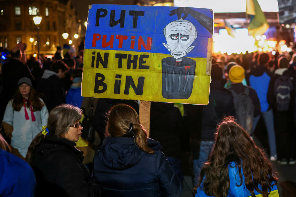 <p>U Londonu ispred ruske Ambasade grupa aktivista zvana Led By Donkeys (Pod vođstvom magaraca) zaustavila je saobraćaj nakon što je posula više od 300 litara boje po ulici kako bi napravila ukrajinsku zastavu</p>