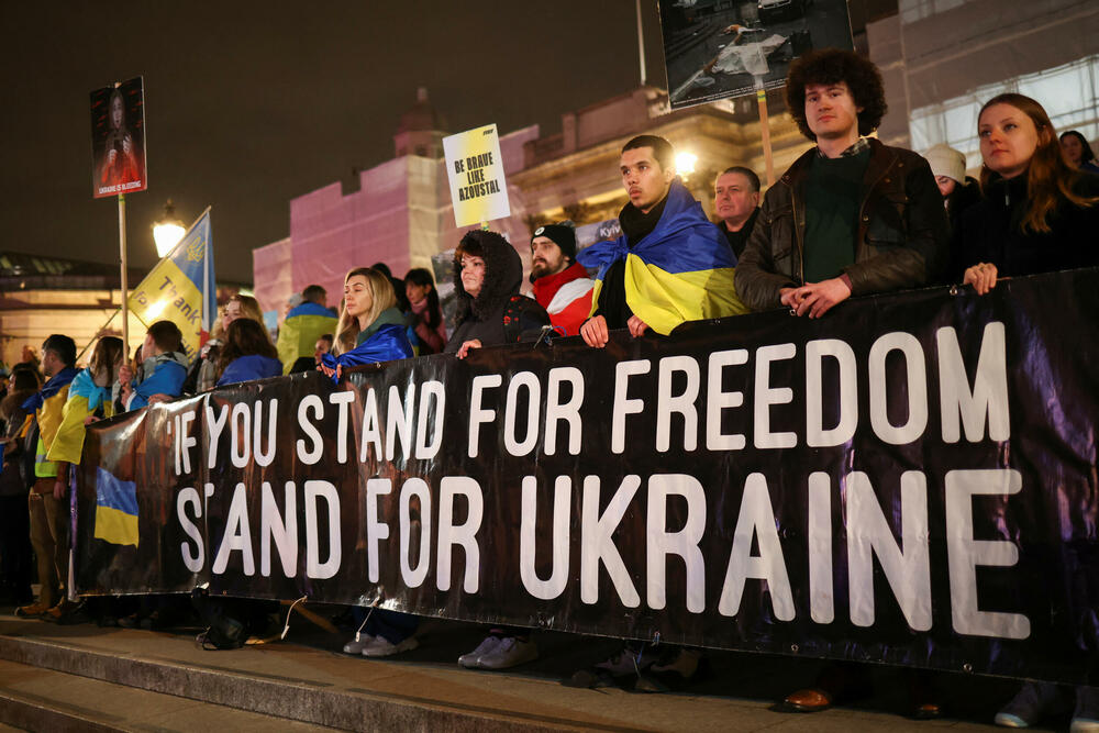 <p>U Londonu ispred ruske Ambasade grupa aktivista zvana Led By Donkeys (Pod vođstvom magaraca) zaustavila je saobraćaj nakon što je posula više od 300 litara boje po ulici kako bi napravila ukrajinsku zastavu</p>