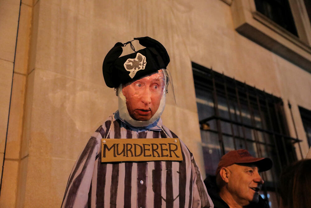 <p>U Londonu ispred ruske Ambasade grupa aktivista zvana Led By Donkeys (Pod vođstvom magaraca) zaustavila je saobraćaj nakon što je posula više od 300 litara boje po ulici kako bi napravila ukrajinsku zastavu</p>