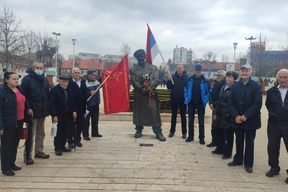 Nikšićki komunisti pored spomenika Ljubu Čupiću, Foto: Svetlana Mandić