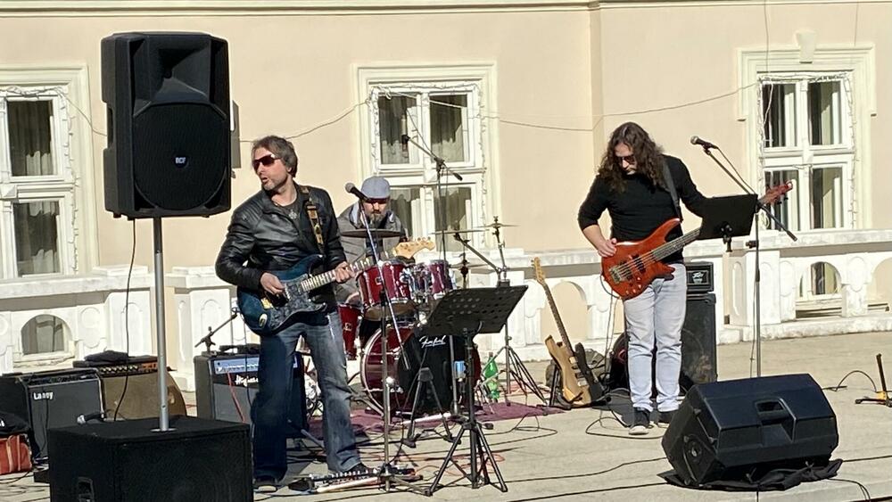 Bend 'Black & White'