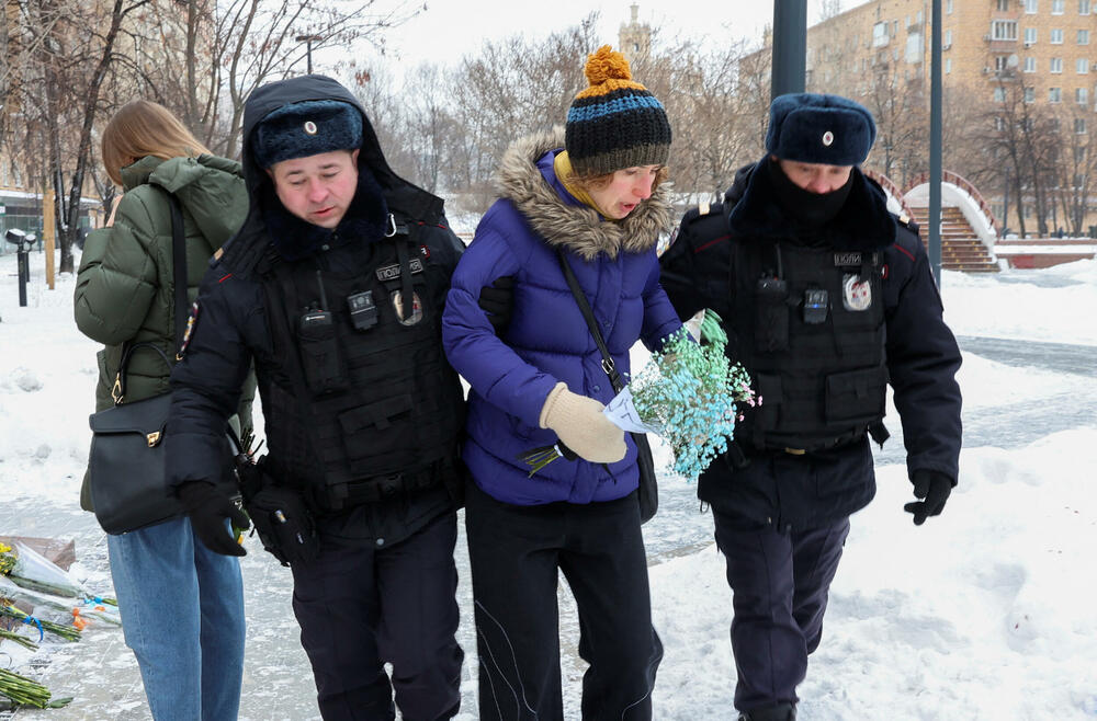 Policija privodi građane kod spomenika ukrajinske pjesnikinje