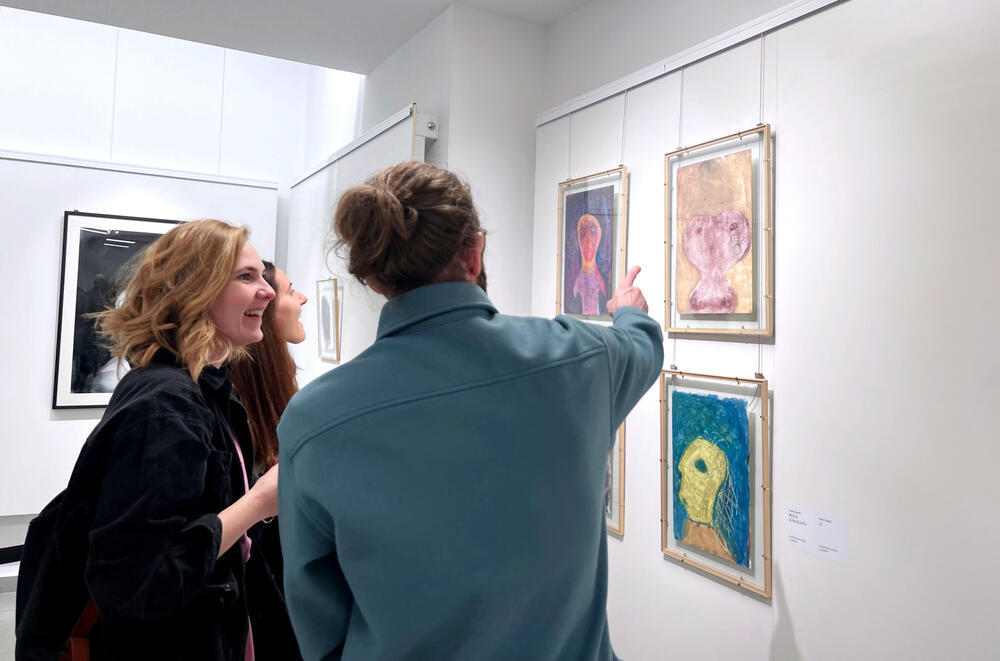 <p>Njegov opus je prilično ujednačen, zasnovan na antropomorfnim slikama koje rijetko zapadaju u društveno kritički stav, tako svojstven misaonom piscu Mandiću, rekla je istoričarka umjetnosti Andrejka Vabič Nose</p>