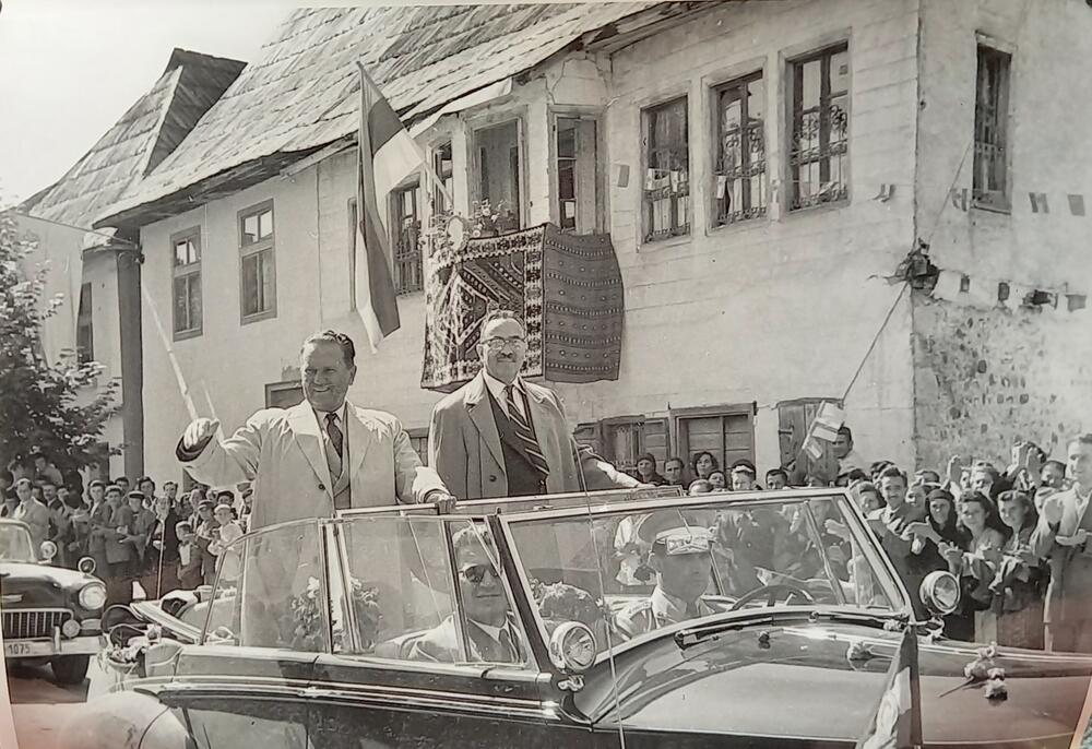 Tito i Blažo u Rols-Rojsu ulaze u Ivangrad