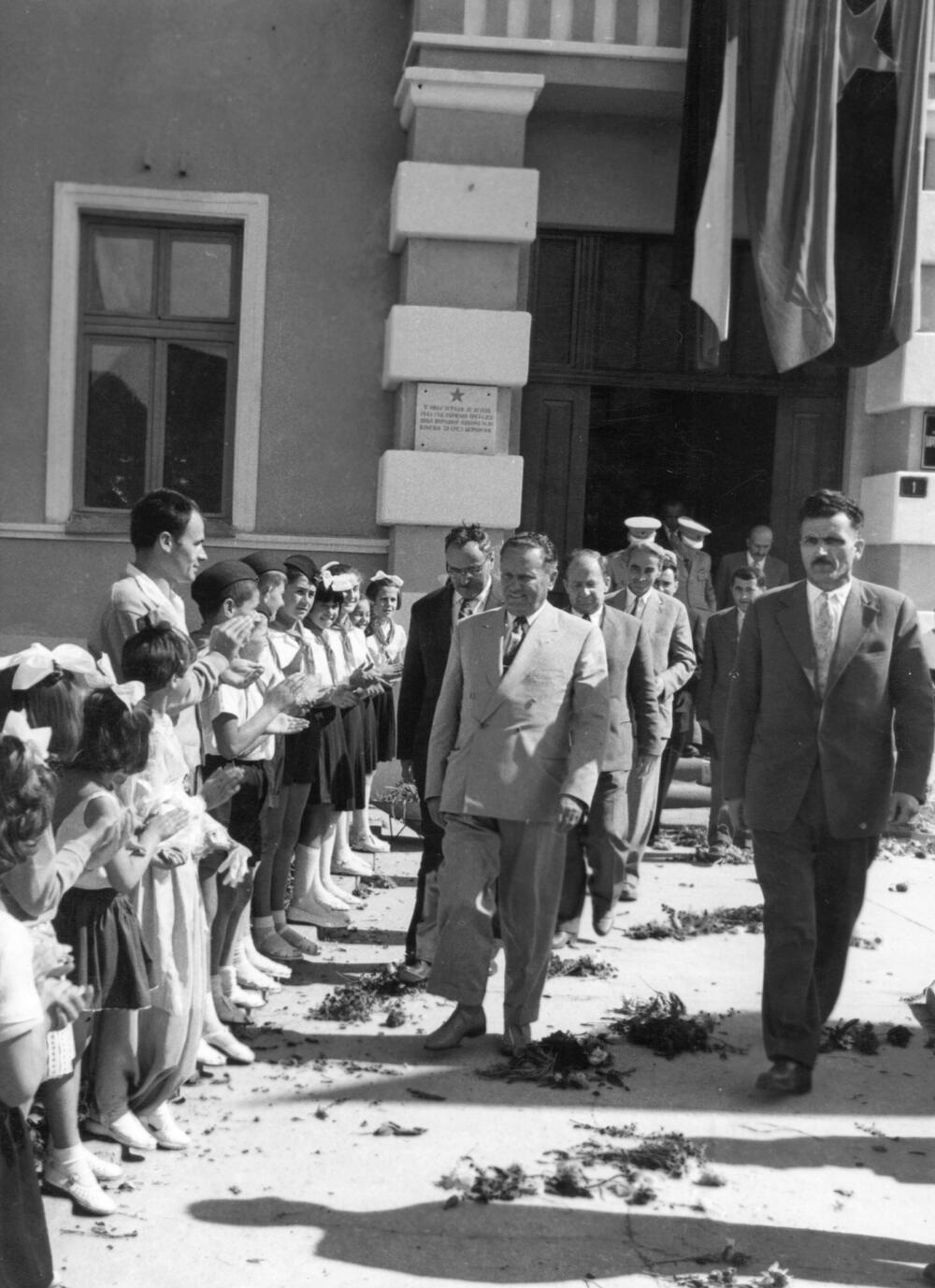 Aplauz pionira na izlasku iz zgrade Narodnog odbora