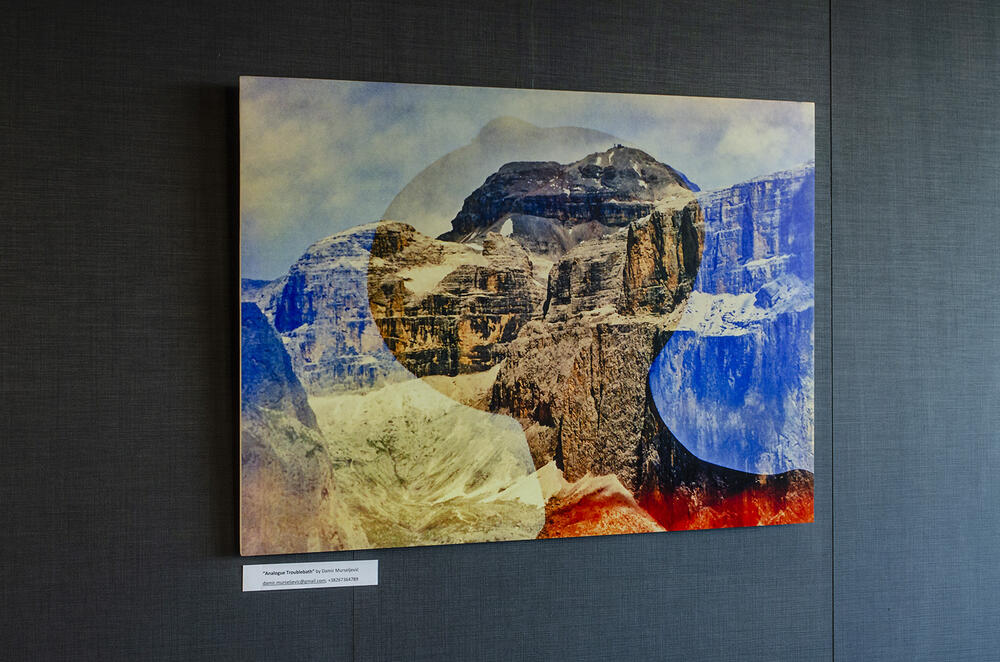 Sa izložbe “Analogue troublebath” 