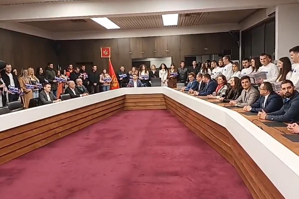 Sa predaje kandidature, Foto: Demokratska Crna Gora