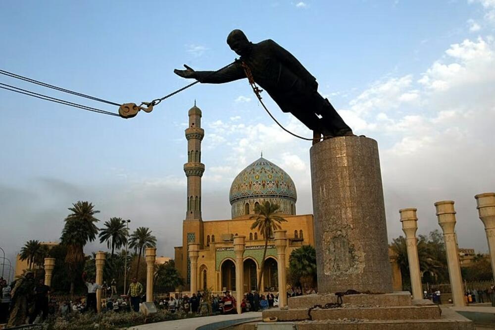 Obaranje Sadamove statue u Bagdadu u aprilu 2003, Foto: Wikimedia/commons/U.S. Department of Defense