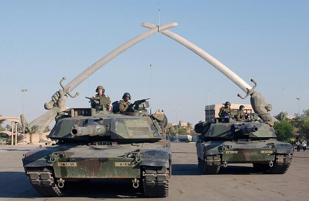 Američki tenkovi u Bagdadu ispod spomenika Pobjedničke ruke