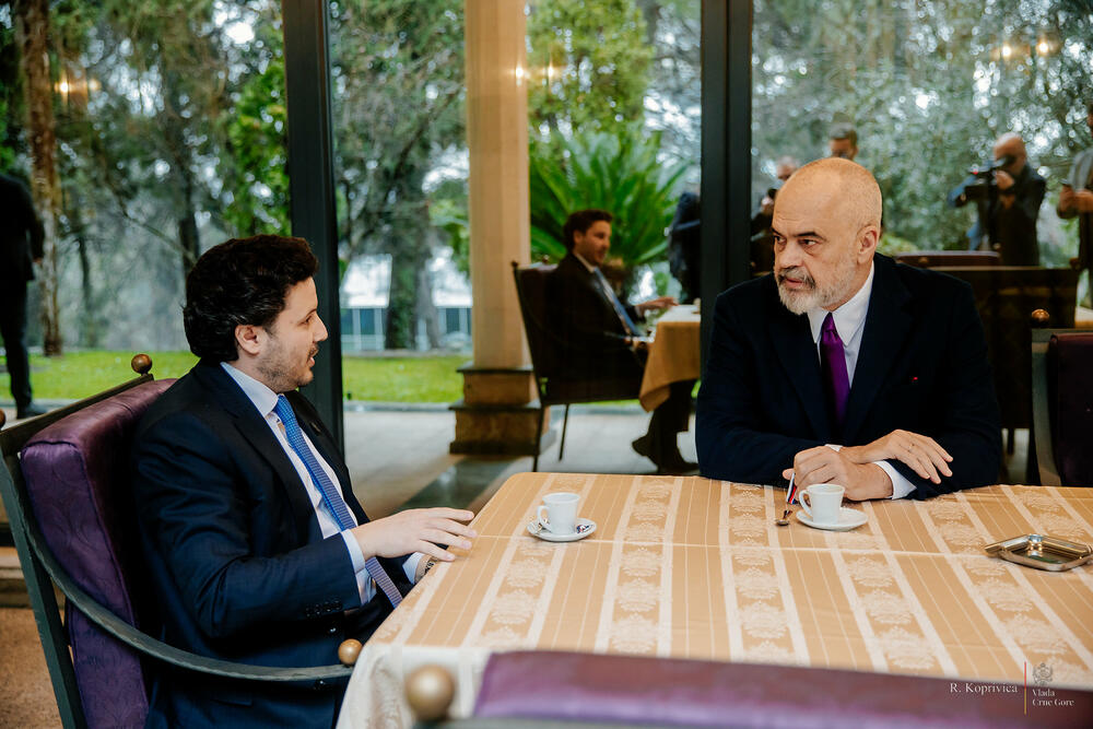 <p>Zajednička sjednica vlada Crne Gore i Albanije održana u Podgorici</p>