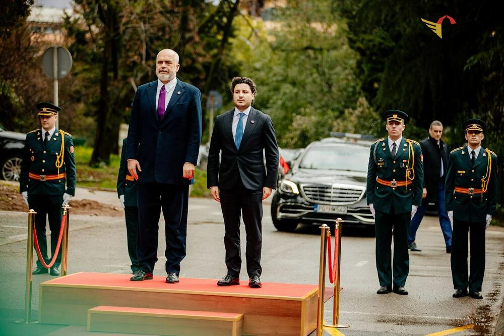 <p>Zajednička sjednica vlada Crne Gore i Albanije održana u Podgorici</p>