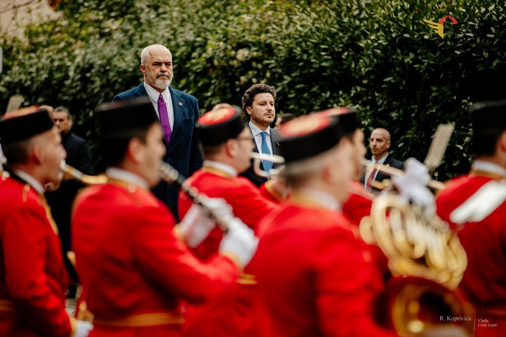 <p>Zajednička sjednica vlada Crne Gore i Albanije održana u Podgorici</p>