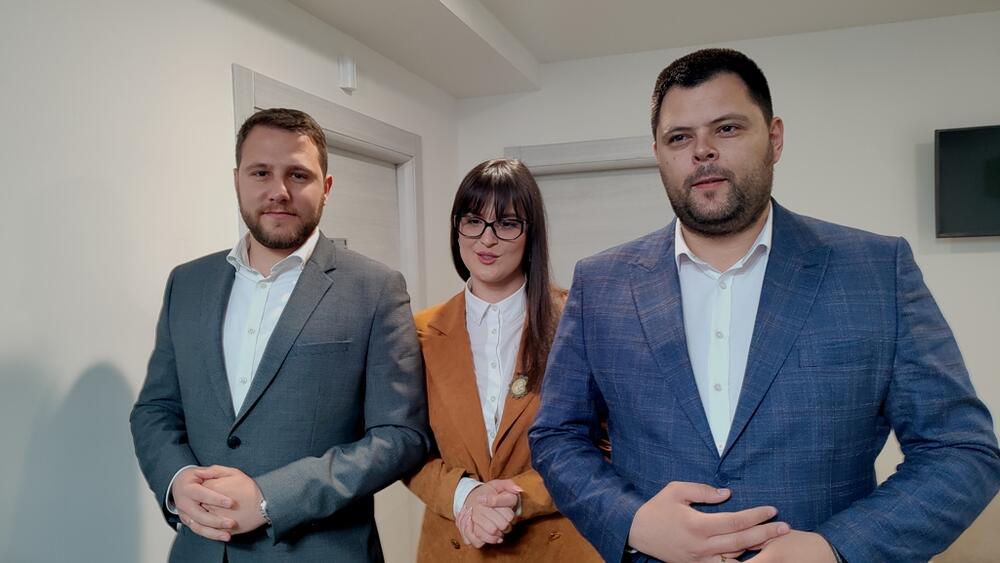 <p>Ustanova nudi niz drugih usluga i povoljnosti za starije osobe, kao što su fizioterapija, radno-okupaciona terapija, primarna zdrastvena zaštita, usluge frizeraja, šnajderaja. Tu su i sala za bilijar, koncertna sala, teretana, biblioteka, slikarski atelje, kao i ljetnjikovac i plastenik gdje će moći da sade voće i povrće...<br /> </p>