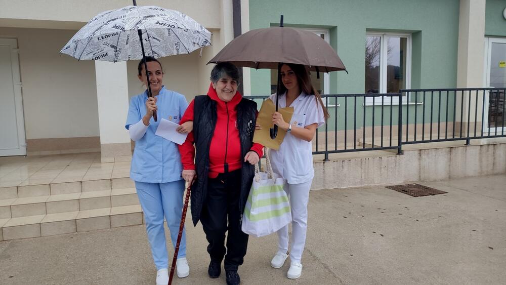 <p>Ustanova nudi niz drugih usluga i povoljnosti za starije osobe, kao što su fizioterapija, radno-okupaciona terapija, primarna zdrastvena zaštita, usluge frizeraja, šnajderaja. Tu su i sala za bilijar, koncertna sala, teretana, biblioteka, slikarski atelje, kao i ljetnjikovac i plastenik gdje će moći da sade voće i povrće...<br /> </p>